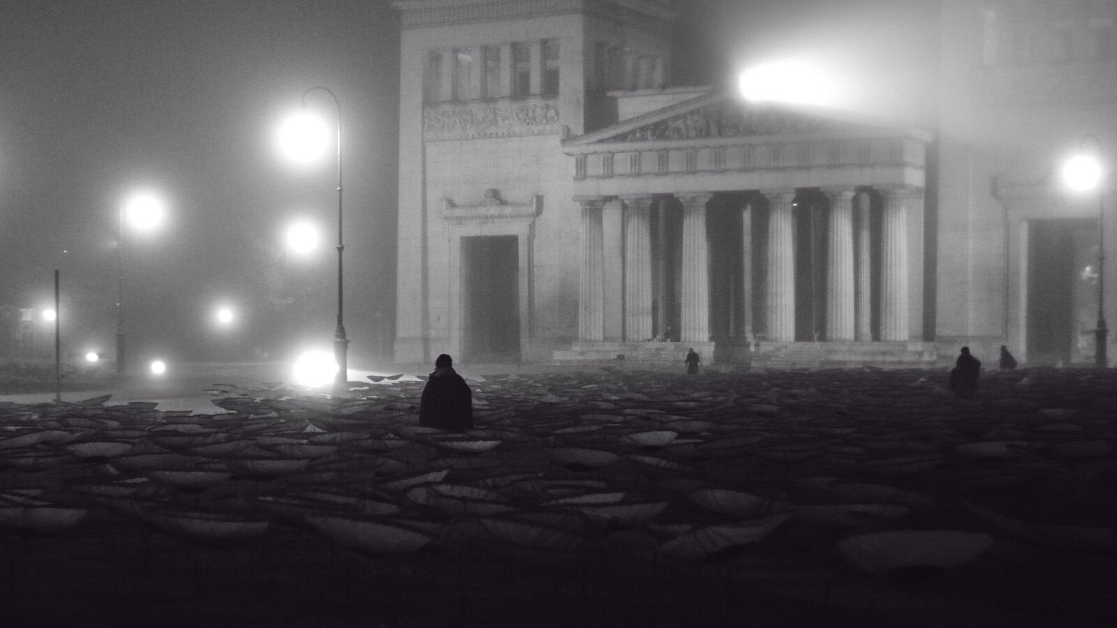 Nachtaufnahme am Königsplatz in Schwarzweiß